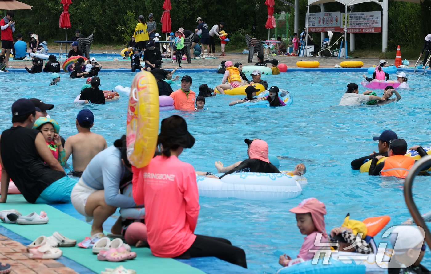 7일 폭염특보가 내려진 대전·충남은 내륙을 중심으로 최고 체감온도가 33~35도 이상으로 올라 매우 더울 것으로 예보됐다. 대전 대덕구 로하스산호빛공원 야외수영장에서 시민들이 더위를 식히고 있다. /뉴스1 ⓒ News1 김기태 기자