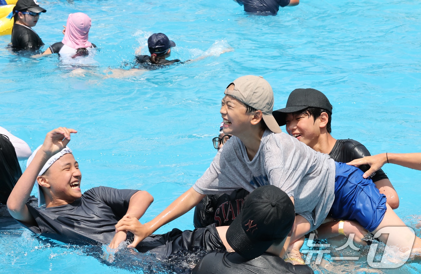  8일 오후 대전 대덕구 로하스산호빛공원 야외수영장에서 시민들이 더위를 식히고 있다. 2025.6.8/뉴스1 ⓒ News1 김기태 기자