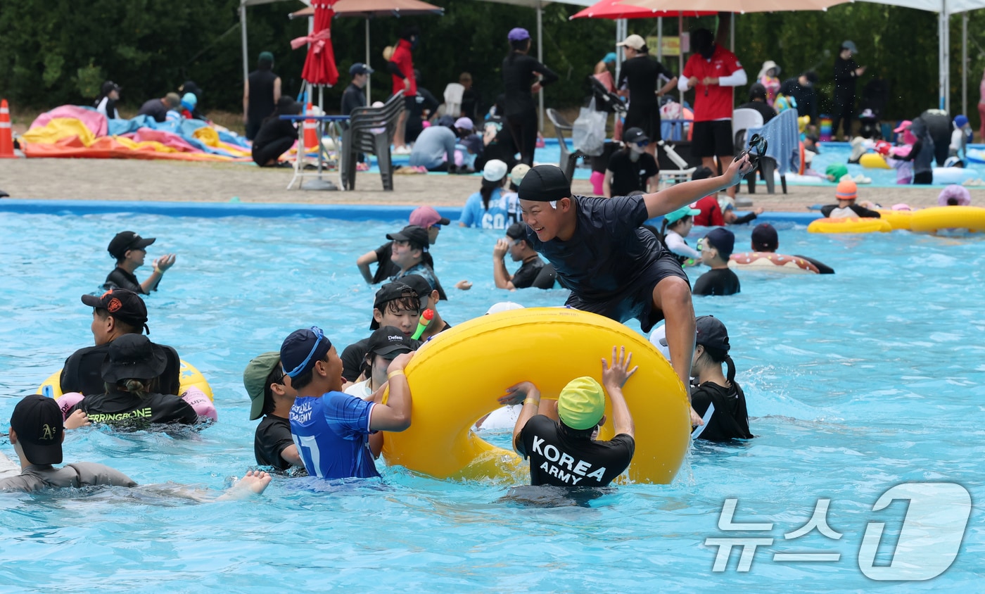 28일 대전·충남은 내륙을 중심으로 최고체감온도가 33도 이상으로 올라 매울 더울 것으로 예보됐다. 대전 대덕구 로하스산호빛공원 야외수영장에서 시민들이 더위를 식히고 있다. /뉴스1 ⓒ News1 김기태 기자