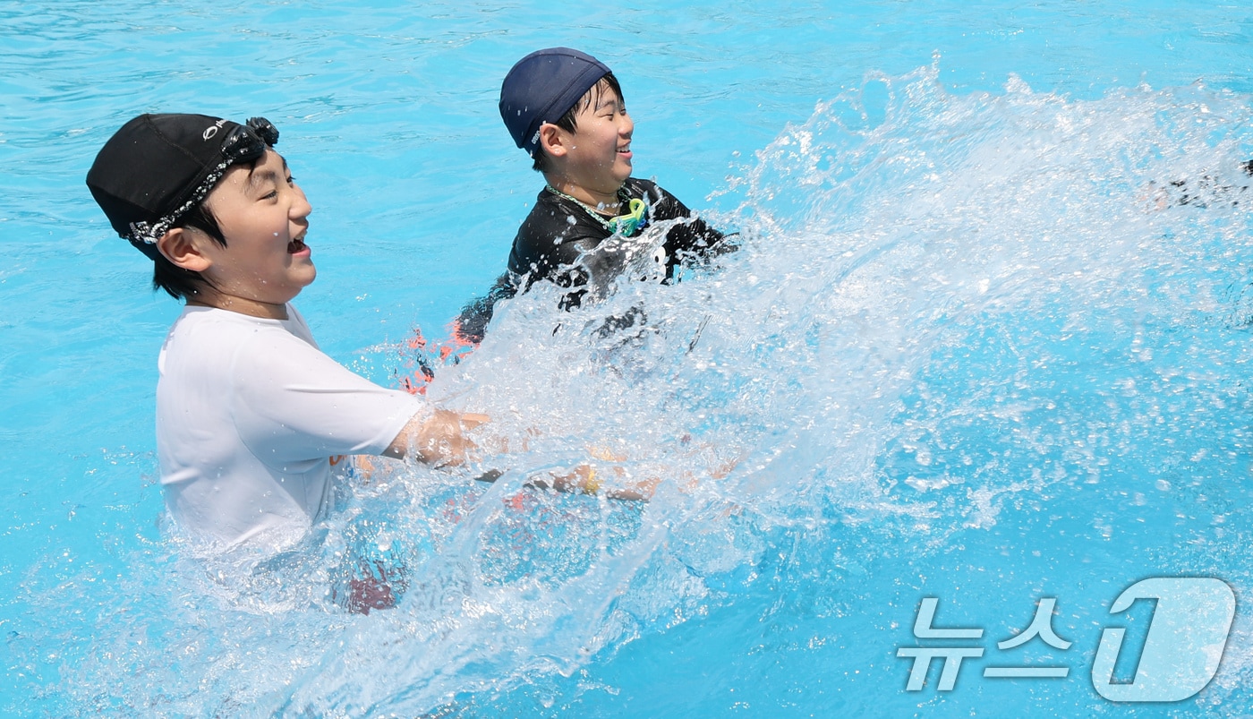 15일 대전·충남은 내륙을 중심으로 낮 기온이 30도 내외로 올라 더울 것으로 예보됐다. 대전 대덕구 로하스산호빛공원 야외수영장에서 시민들이 더위를 식히고 있다. /뉴스1 ⓒ News1 김기태 기자