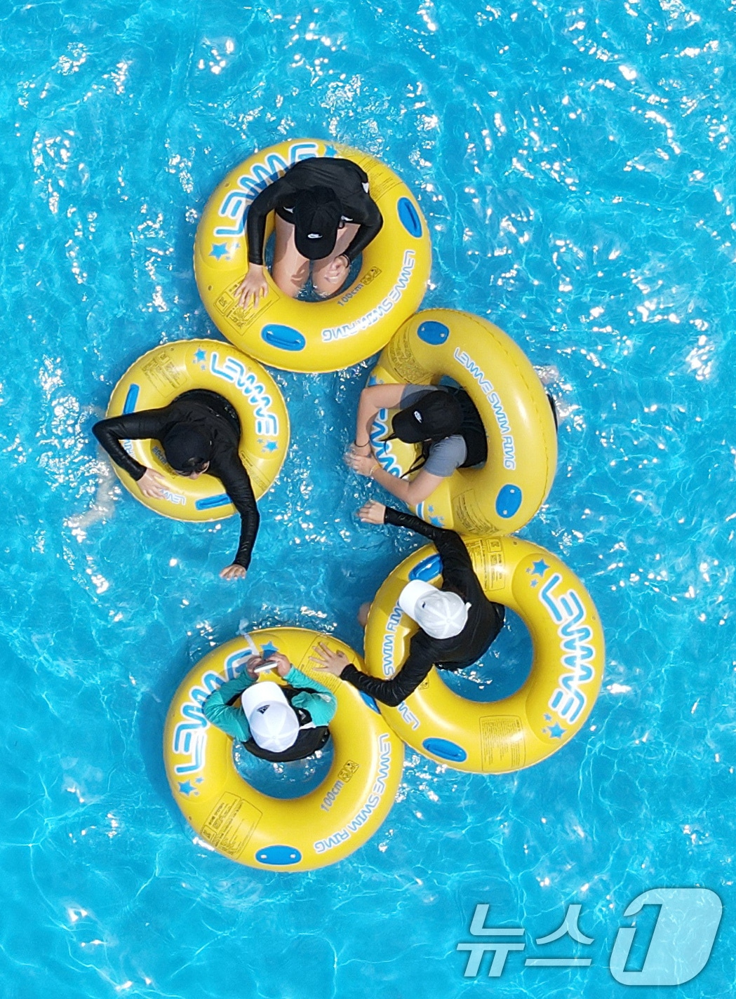 1일 대전·충남은 내륙을 중심으로 최고체감온도가 33도 이상으로 올라 매우 더울 것으로 예보됐다. 대전 대덕구 로하스산호빛공원 야외수영장에서 시민들이 더위를 식히고 있다. /뉴스1 ⓒ News1 김기태 기자