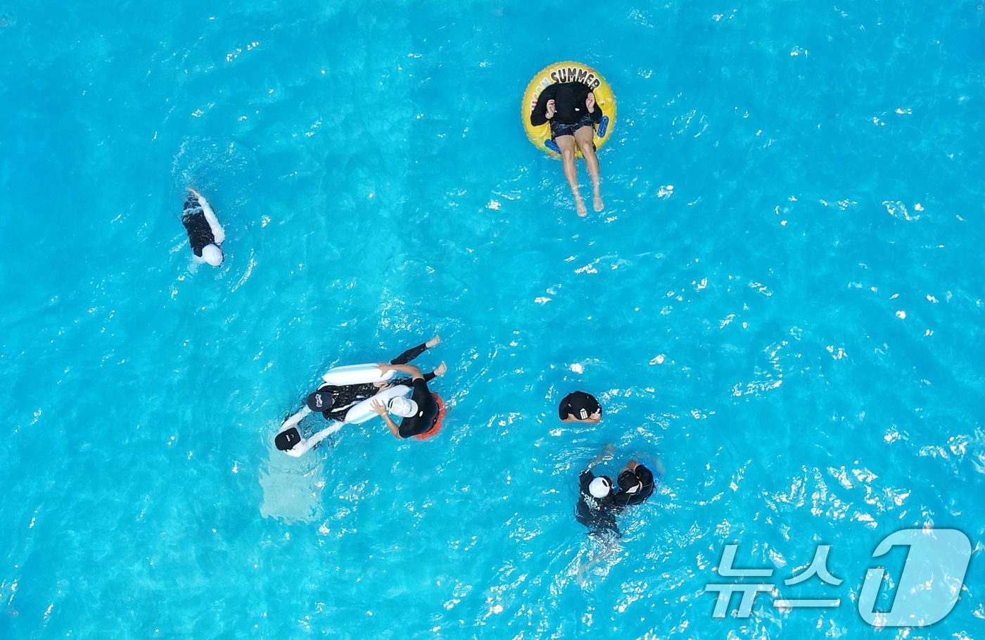 19일 대전·충남은 오후부터 차차 흐려지고 가끔 비가 내릴 것으로 예보됐다. 대전 대덕구 로하스산호빛공원 야외수영장에서 시민들이 더위를 식히고 있다. /뉴스1 ⓒ News1 김기태 기자