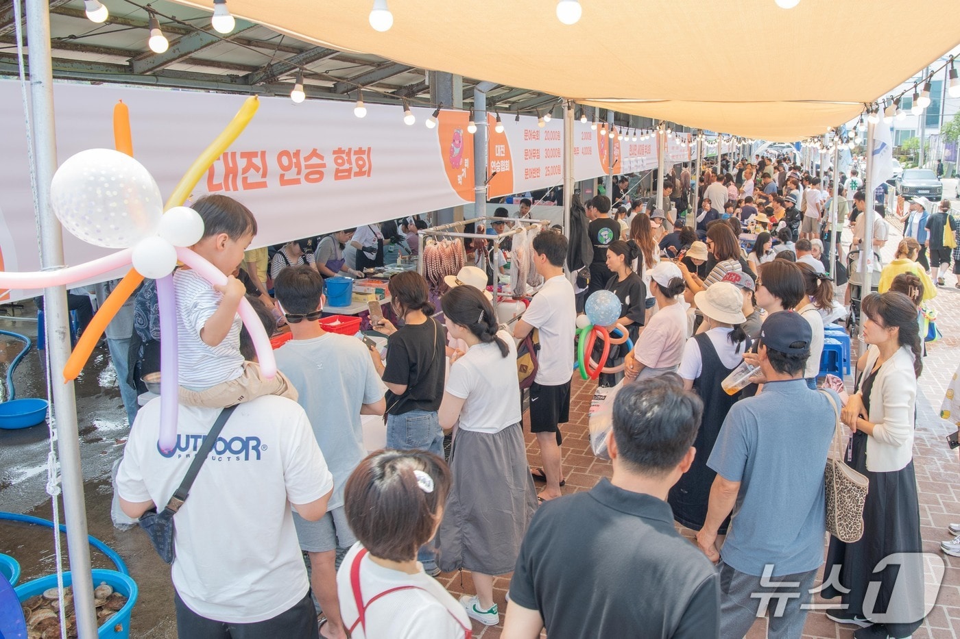 현충일 연휴였던 7~8일 강원 동해안 최북단 고성군 현내면 대진항 일대에서 열린 저도 대문어축제에 방문한 나들이객들이 즐거운 시간을 보내고 있다.(강원 고성군 제공, 재판매 및 DB 금지) 2025.6.8/뉴스1