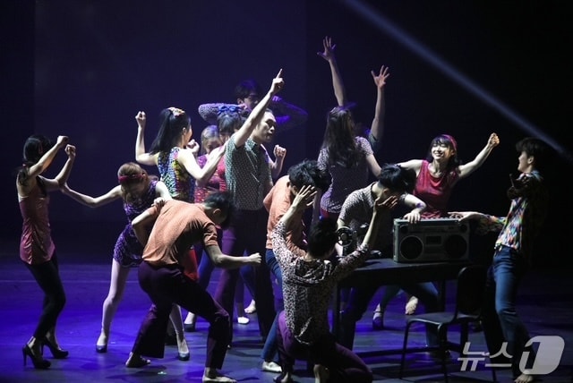 SD댄스 컴퍼니의 북고풍 기획 공연 '그날, 꽃피는 청춘' 한 장면(대구 서구문화회관 제공.재판매 및 DB 금지)