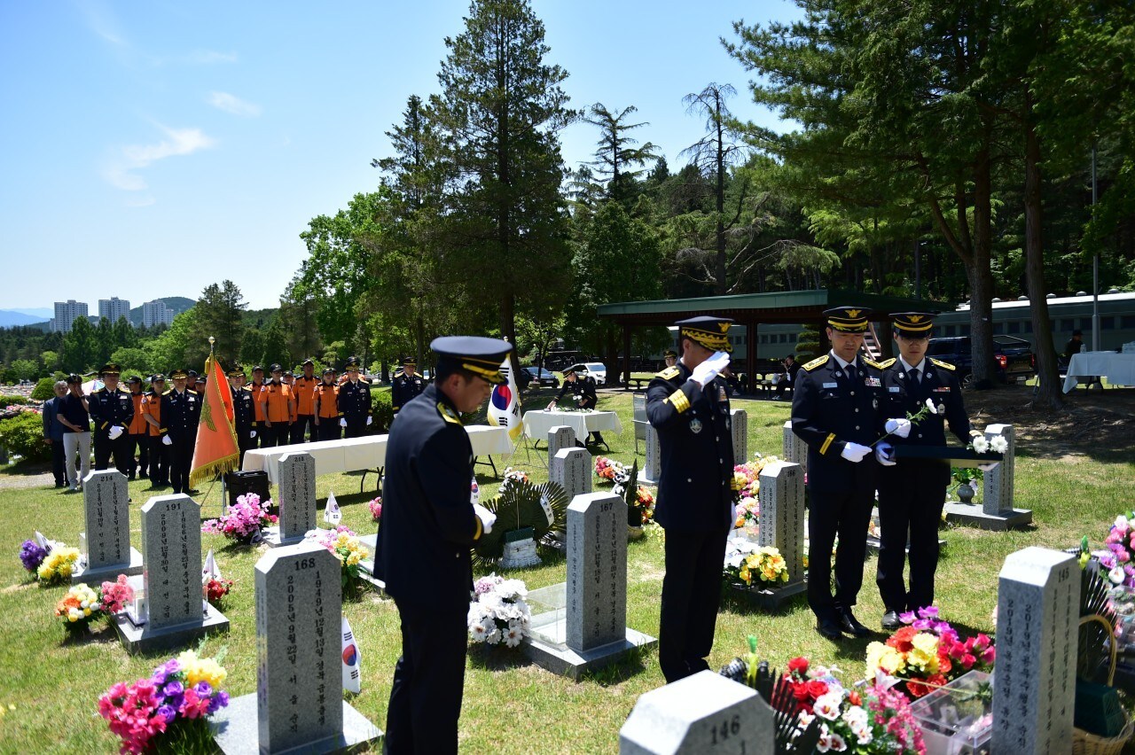 지난 5일 김수환 중앙119구조본부장과 동료들이 국립 대전현충원을 찾아 소속 순직 소방인 7인의 모역에서 참배하고 있다.(소방청 제공)