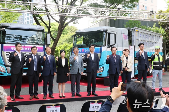 현대차는 5일 부산시청 야외주차장에서 &#39;부산광역시 수소청소차 도입 시민공개행사&#39;에서 향후 부산시에 공급할 수소청소차 2종을 공개했다. 사진 왼쪽부터 현대차 부산지역본부장 홍정호 상무, 현대차 에너지&수소정책담당 신승규 전무, &#40;왼쪽에서 여섯번째&#41; 박형준 부산시장 등 주요 관계자들이 기념사진을 촬영하는 모습.&#40;현대차 제공&#41;