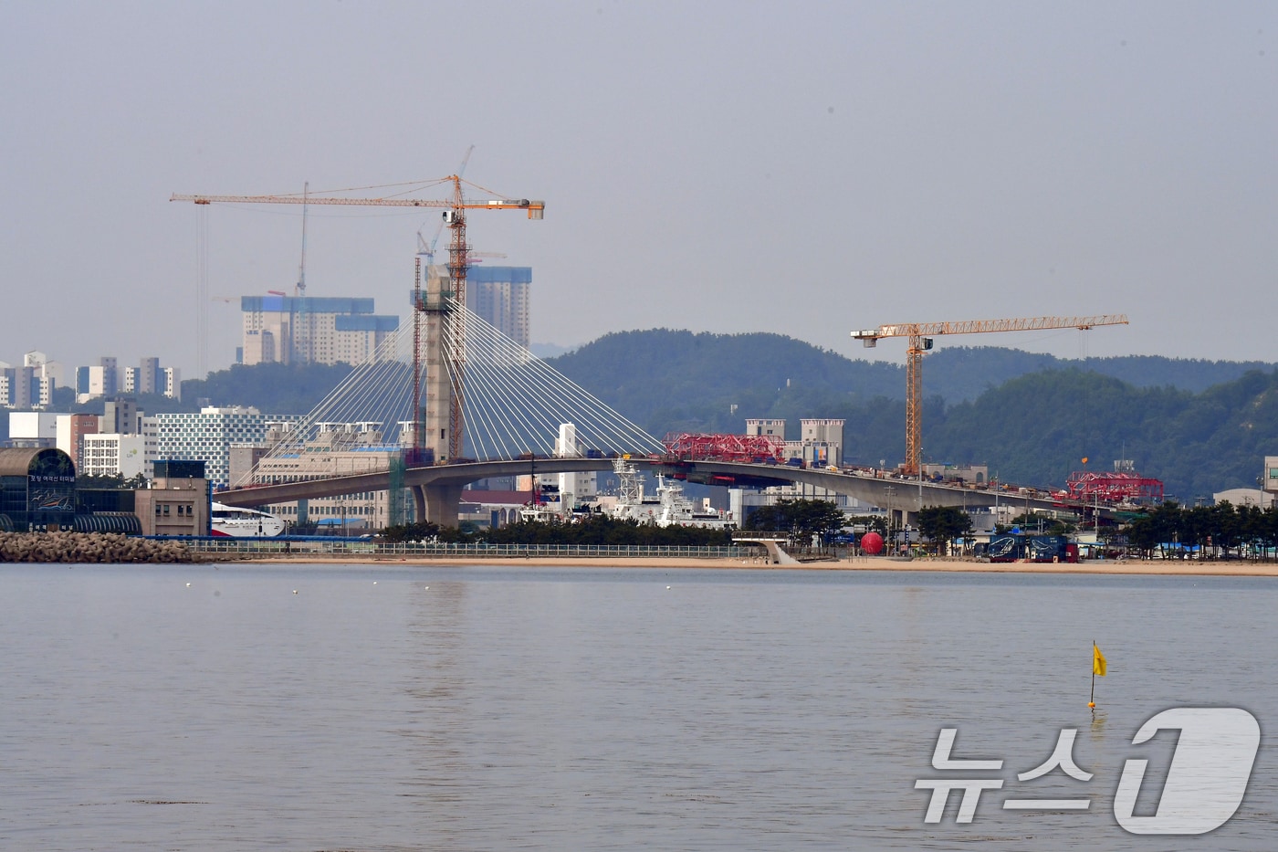포항시 북구 학산동과 송도동을 연결하는 가칭 동빈대교가 '해오름대교'라는 명칭으로  11월 말 개통한다.(뉴스 1 자료, 재판매 DB금자) ⓒ News1 최창호 기자