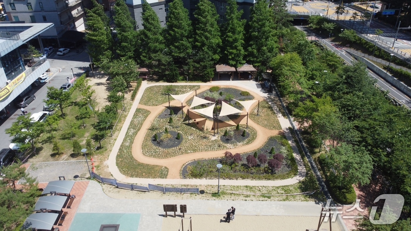 신봉체육공원에 조성된 '정원이 있는 맨발 길' 모습.(용인시 제공)