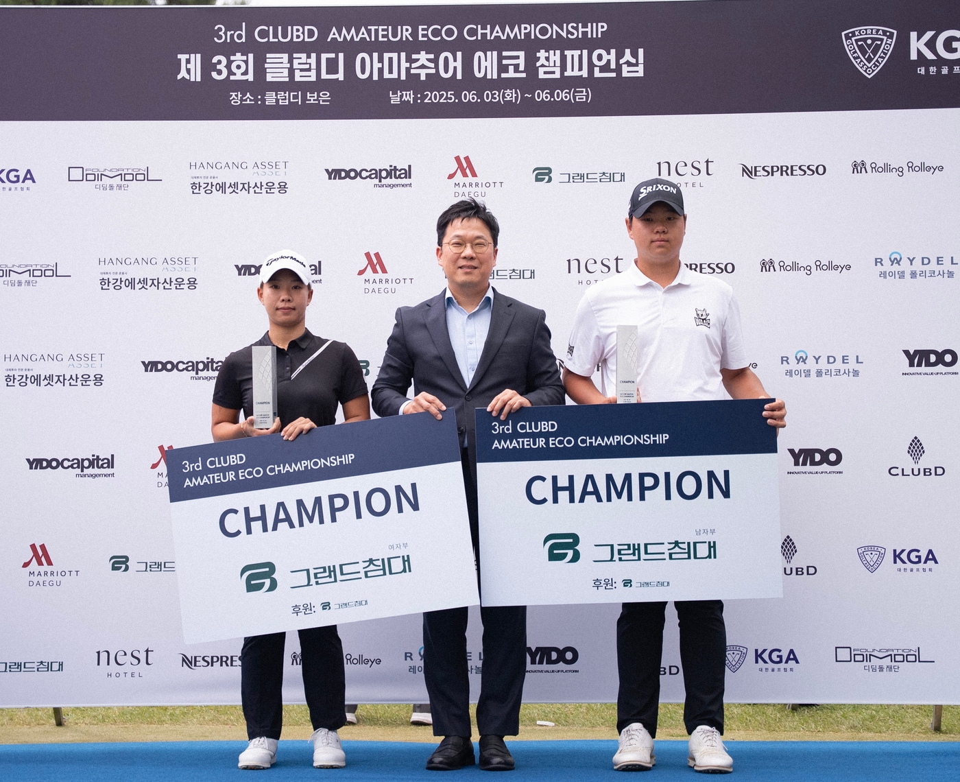 '제3회 클럽디 아마추어 에코 챔피언십'에서 김가희(울산경의고3)·허승완(비봉중3) 선수가 남녀부 정상에 올랐다. 사진 좌측부터 김가희 여자부 우승자, 민치연 이도(YIDO) 상무, 허승완 남자부 우승자. /이도 제공