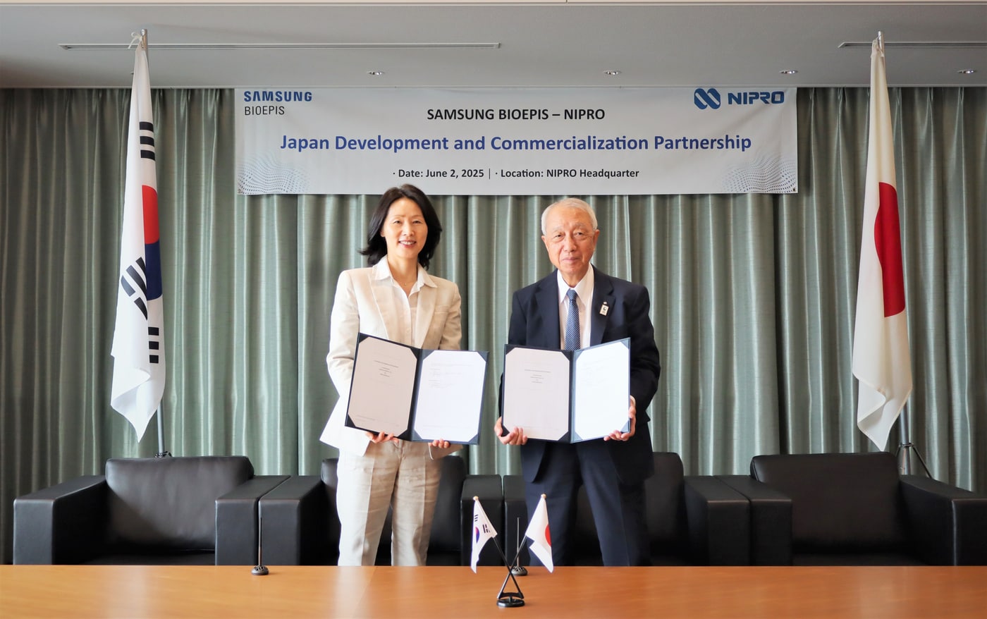 삼성바이오에피스 김경아 사장(왼쪽)과 니프로 코퍼레이션 사노 요시히코 사장(오른쪽)이 파트너십 계약을 체결하고 기념 사진을 촬영하고 있다.(삼성바이오에피스 제공)
