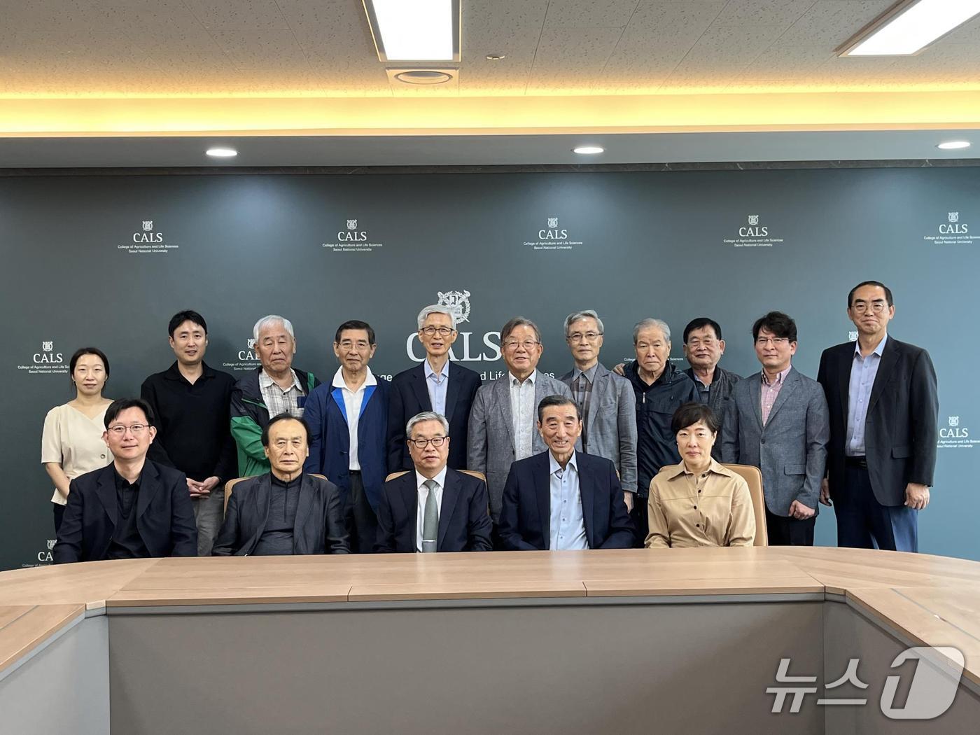 2일 서울대 임학과 65학번 동문들이 입학 60을 기념해 1000만 원의 기부금을 전달했다. (서울대 제공)