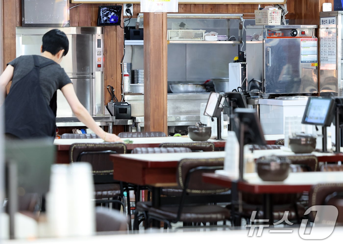 서울 중구 명동거리의 한 식당에서 점포 관계자가 영업준비를 하고 있다. 2025.6.9/뉴스1 ⓒ News1 황기선 기자
