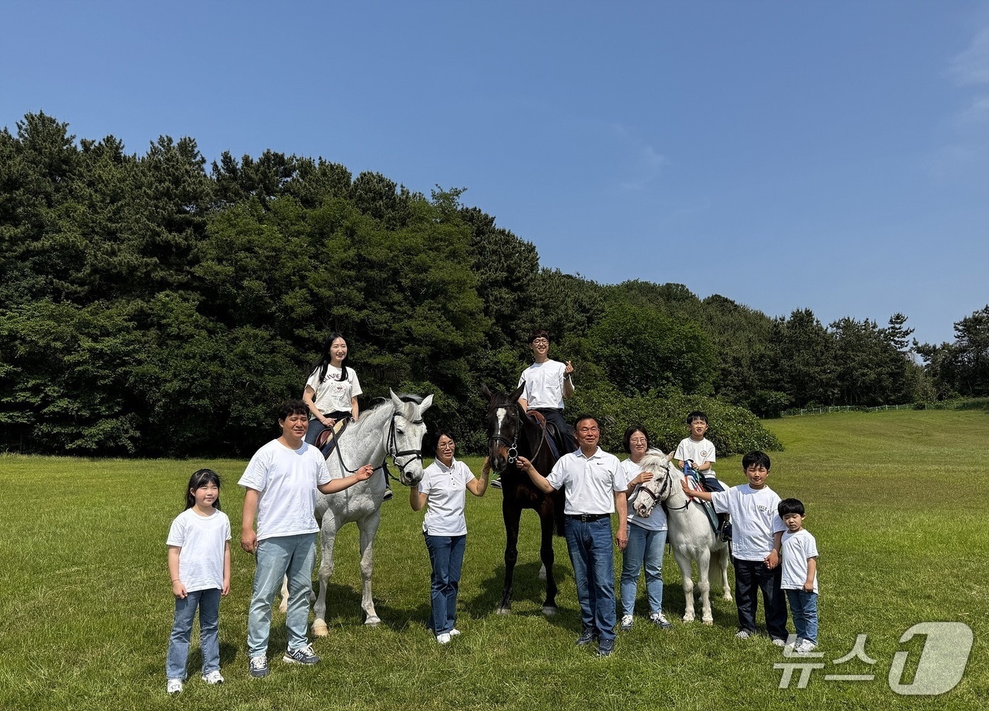 조항근 김은경 부부와 가족이 사진을 촬영하고 있다.(렛츠런파크 부산경남 제공. 재판매 및 DB 금지)