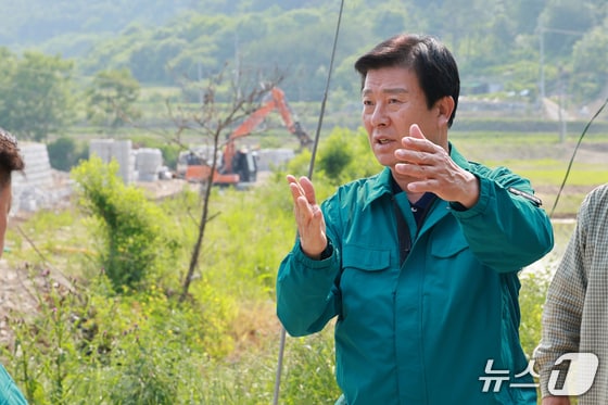 박범인 금산군수가 우기 앞두고 피해복구 현장 점검하는 모습.(금산군 제공.재판매 및 DB금지)/뉴스1