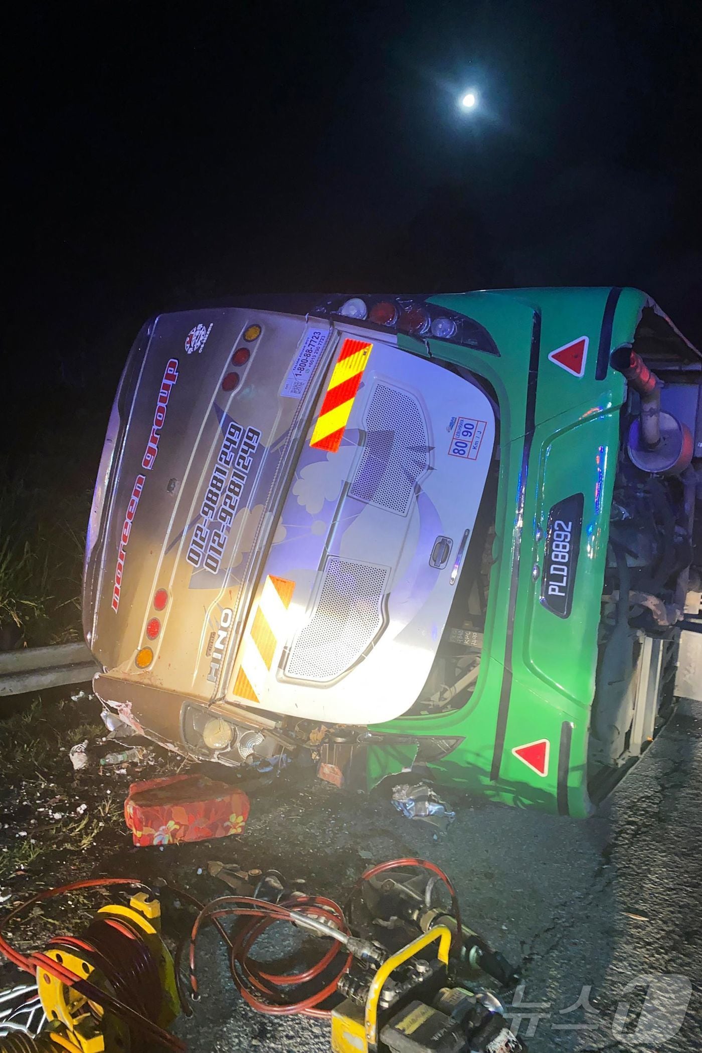 말레이시아 페라크주 게릭 지역 동서고속도로에서 대학생들을 태운 버스와 미니밴이 충돌해 최소 15명이 사망했다. 2025.6.9 ⓒ AFP=뉴스1