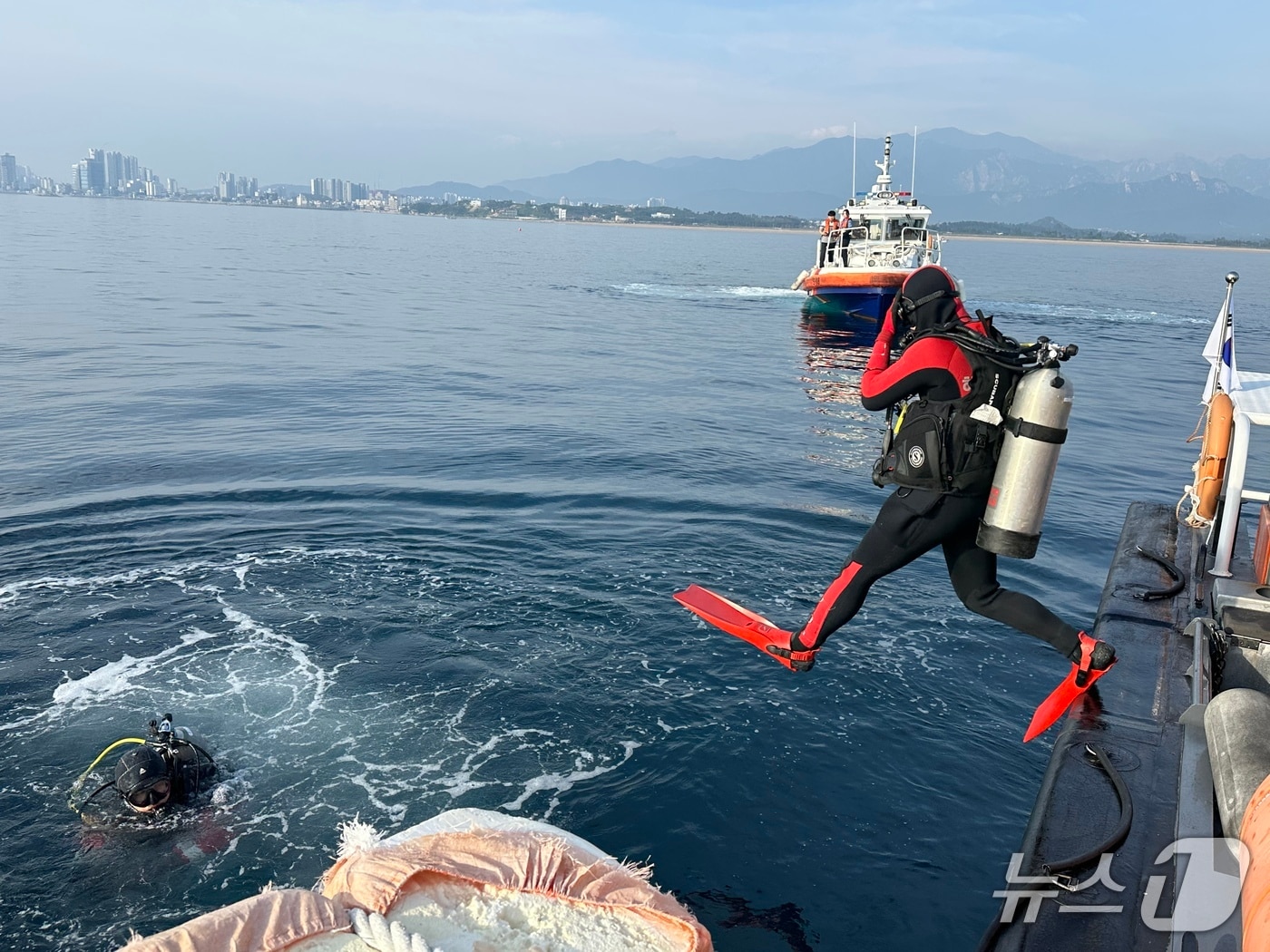 9일 오전 강원 고성 봉포항 동쪽 해상서 부유물이 감겨 표류한 어선 구조하는 속초해경 경찰관.(속초해경 제공, 재판매 및 DB 금지) 2025.6.9/뉴스1