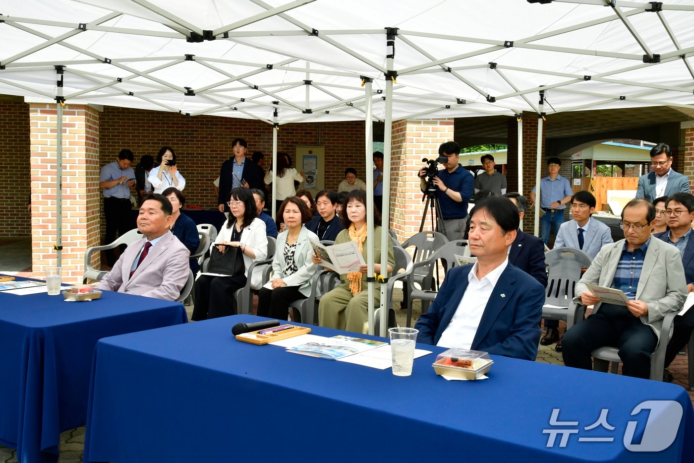 최문순 화천군수와 신경호 강원특별자치도교육청 교육감을 비롯한 양 기관 실무진들이 9일 하남면 위라리 군인 자녀 모집형 자율형 공립고 설립 예정 부지에서 사업 추진 방향을 논의했다.(화천군 제공, 재판매 및 DB금지)