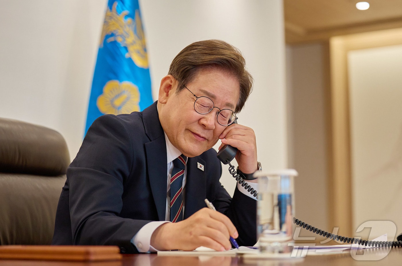 이재명 대통령이 9일 서울 용산구 대통령실 청사 집무실에서 이시바 시게루 일본 총리와 전화 통화를 하고 있다. &#40;대통령실 제공. 재판매 및 DB 금지&#41; 2025.6.9/뉴스1 ⓒ News1 허경 기자