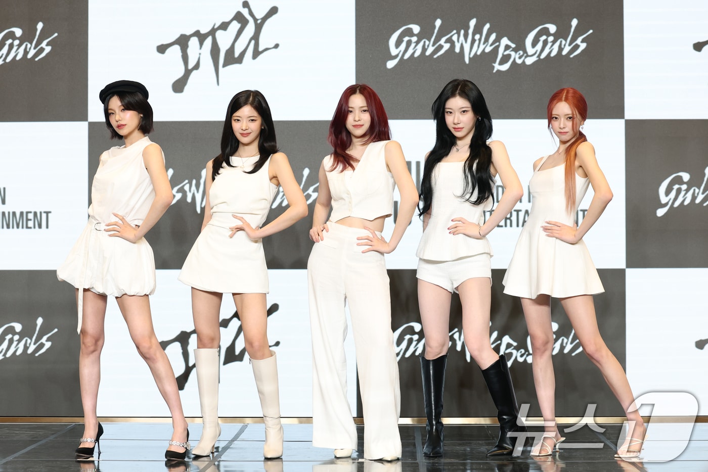 그룹 있지의 예지(왼쪽부터)와 리아, 류진, 채령, 유나가 9일 서울 송파구 잠실로 소피텔 앰배서더 서울 호텔에서 열린 새 미니 앨범 'Girls Will Be Girls' 발매 기념 기자간담회에 참석해 포즈를 취하고 있다. 2025.6.9/뉴스1 ⓒ News1 권현진 기자