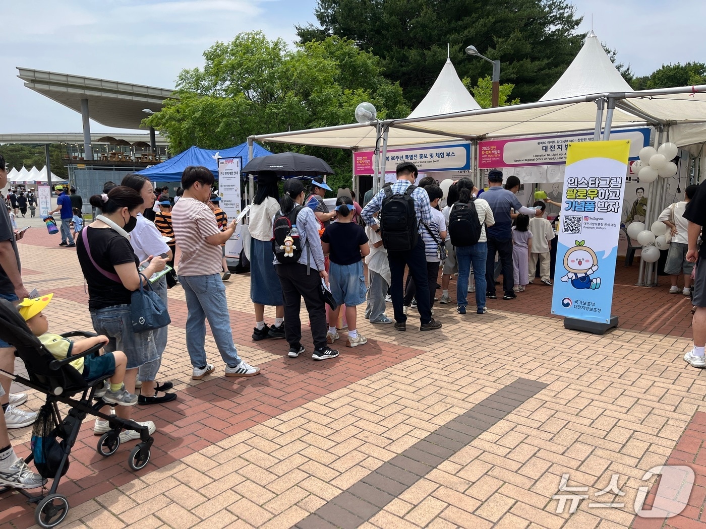 천안 독립기념관에서 열린 보훈문화제 체험부스에 모여든 시민들(대전보훈청 제공) /뉴스1 