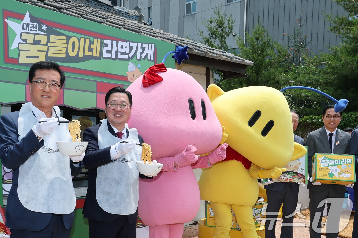 대전시가 ‘대전 꿈돌이 라면’을 공식 출시한  9일 대전 동구 꿈돌이네 라면가게에서 이장우 대전시장이 현판식을 마치고 퍼포먼스를 하고 있다. 2025.6.9/뉴스1 ⓒ News1 김기태 기자