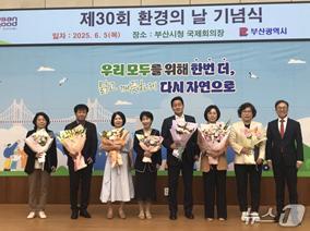 강경옥 해운대구 교통환경국장(왼쪽에서 세번째)이 부산시 환경보전분야 구·군 종합평가 시상식에서 기념 촬영을 하고 있다.(해운대구청 전경. 재판매 및 DB 금지)