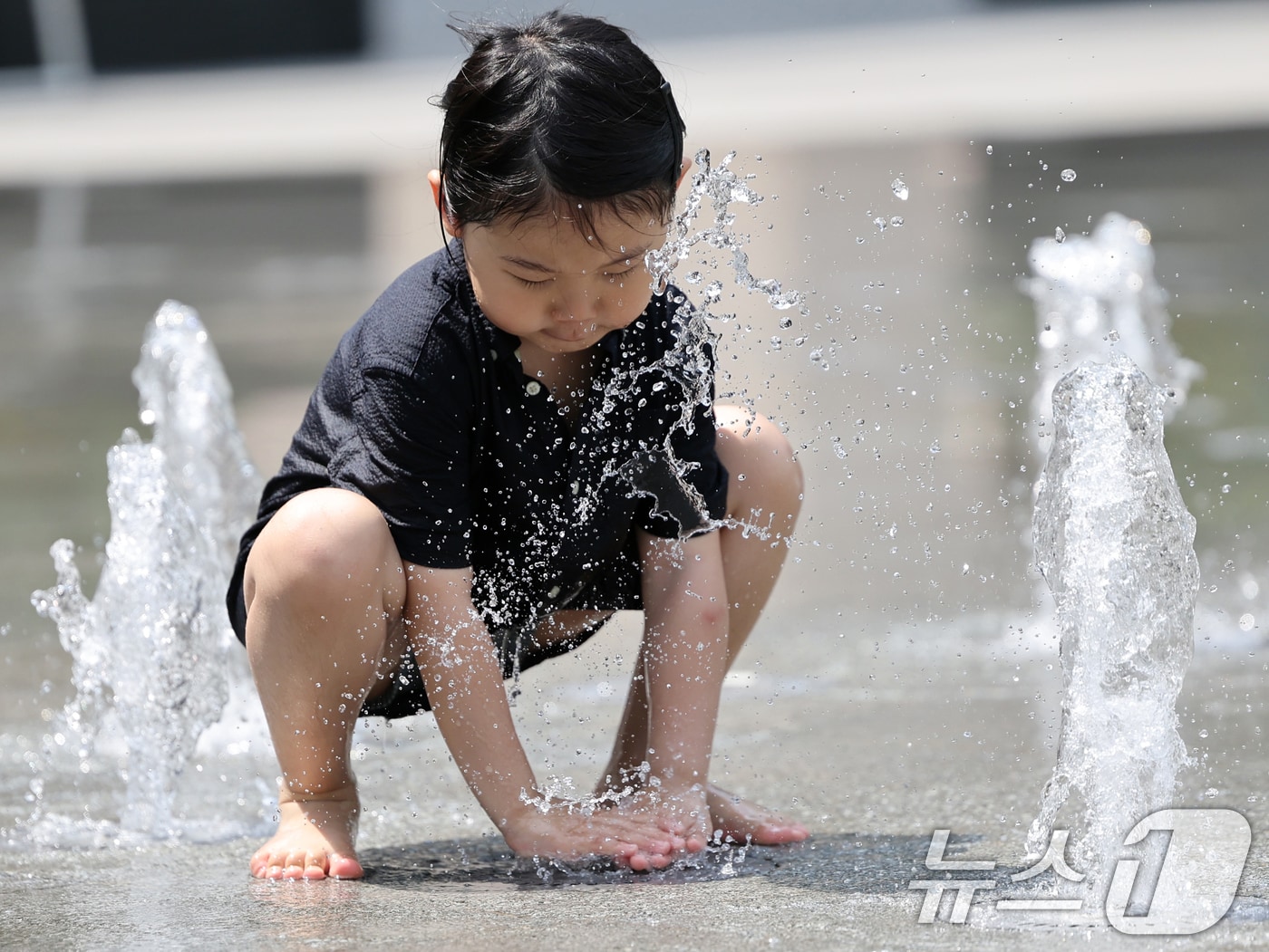 서울 광화문광장에서 어린이들이 물놀이를 하며 더위를 식히고 있다. 2025.6.9/뉴스1 ⓒ News1 황기선 기자