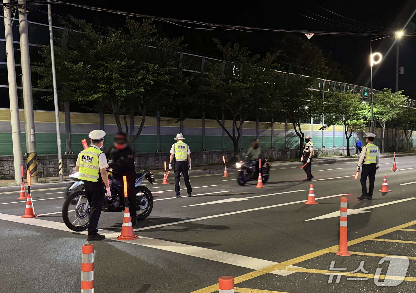 부산기장경찰서 소속 경찰관들이 이륜차 교통법규 위반 단속을 실시하고 있다.(기장경찰서 제공. 재판매 및 DB 금지)