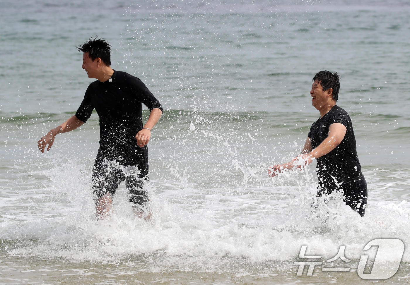 전국적으로 초여름 날씨를 보인 9일 오후 부산 해운대해수욕장을 찾은 관광객들이 물놀이를 하며 더위를 식히고 있다. 2025.6.9/뉴스1 ⓒ News1 윤일지 기자