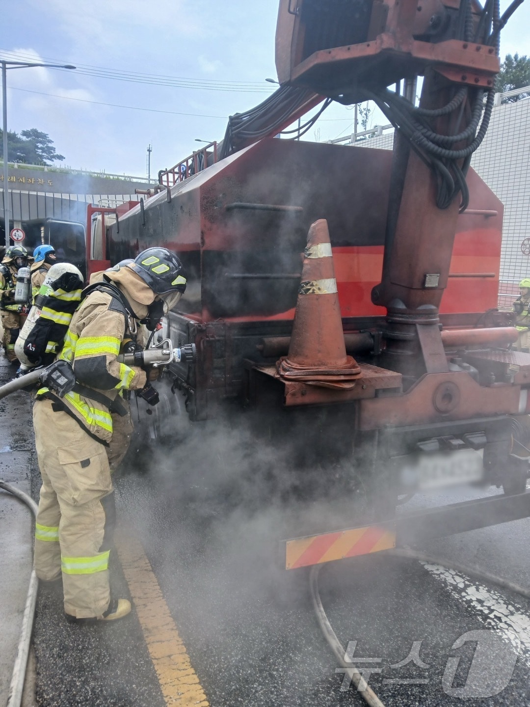 9일 오전 10시 24분쯤 인천시 운남동 한 도로에서 도로 세척 차량인 4.5톤 화물트럭에서 화재가 발생해 소방당국이 진화작업을 벌이고 있다.(인천소방본부 제공. 재배포 및 DB금지)2025.6.9/뉴스1 ⓒ News1 박소영 기자