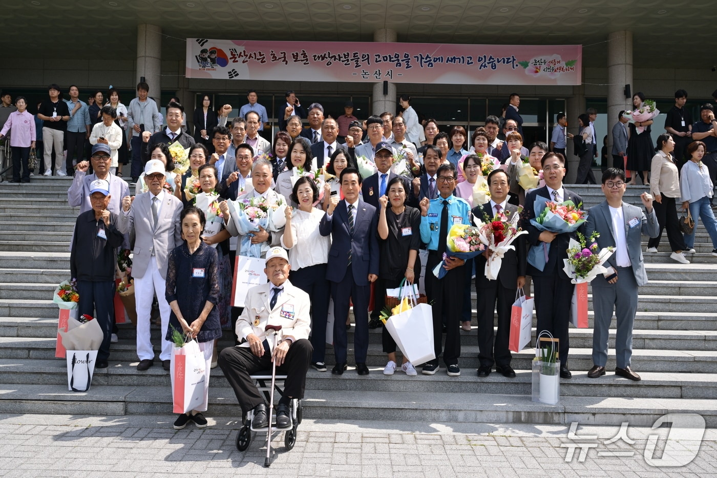 백성현 논산시장이 9일 논산아트센터 대공연장에서 개최된 ‘6월 월례모임’에서 3고(高)주의 행정을 강조하며 시민 행복을 위한 사명감으로 행정에 임해 줄 것을 당부했다. (논산시 제공.재판매 및 DB금지)/뉴스1