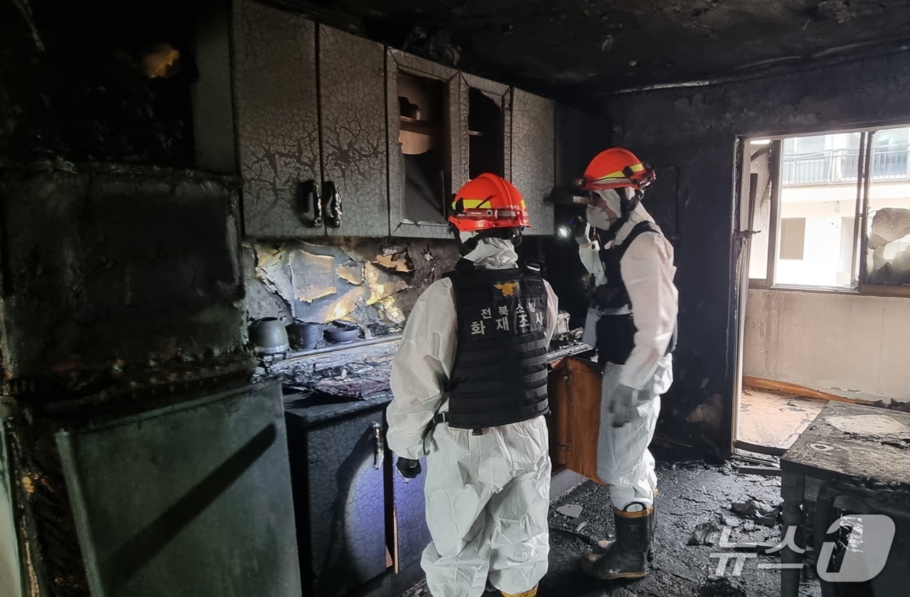 현장 감식 중인 화재조사관들.&#40;전북소방본부 제공. 재판매 및 DB금지&#41; 
