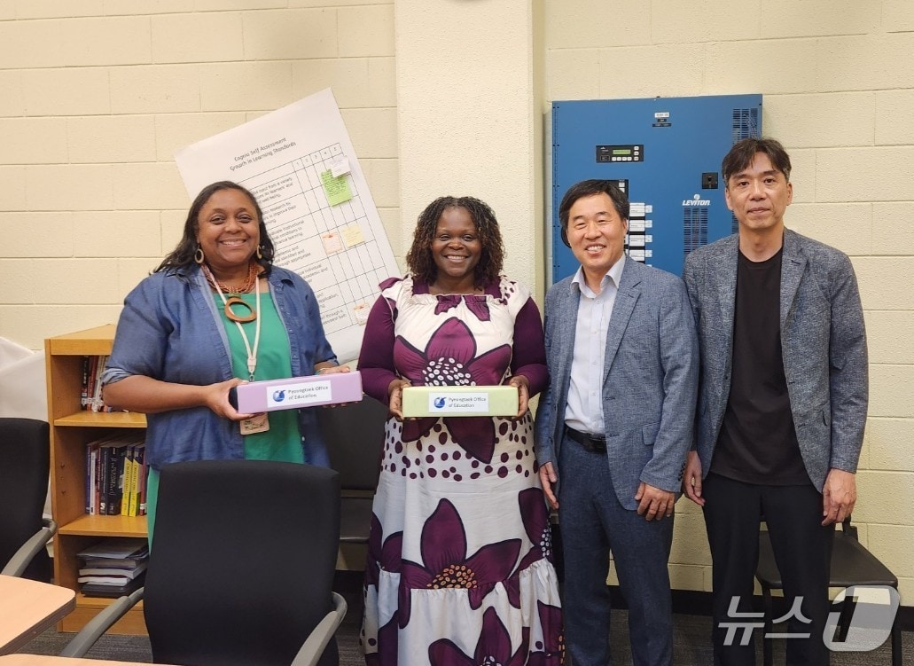 평택교육청 관계자와  험프리스센트럴초등학교 교직원들이 협의회 후 기념촬영을 하고 있다.(평택교육청 제공)