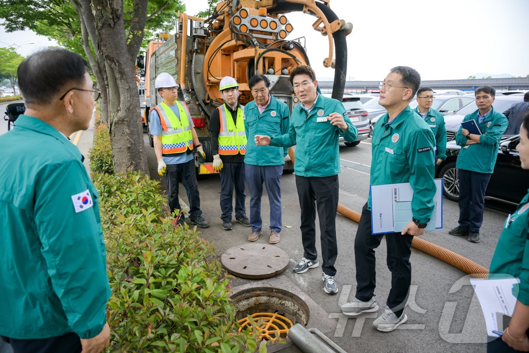 노관규 순천시장이 9일 여름철 집중호우를 대비해 현장점검을 실시하고 있다.(순천시 제공. 재판매 및 DB 금지)