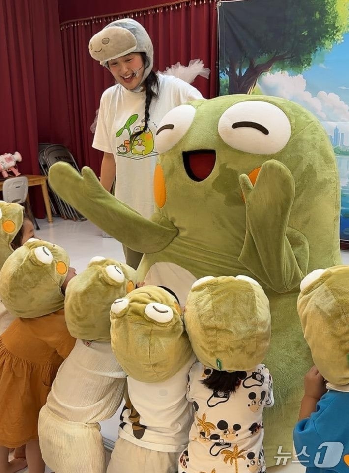 대구 수성구는 9일 대표 캐릭터 '뚜비'가 어린이집과 유치원 100여곳을 방문해 환경 보호 중요성을 알리는 공연을 펼친다고 밝혔다. 사진은 지난해 선보인 뚜비의 공연 모습.(대구 수성구 제공.재판매 및 DB 금지)