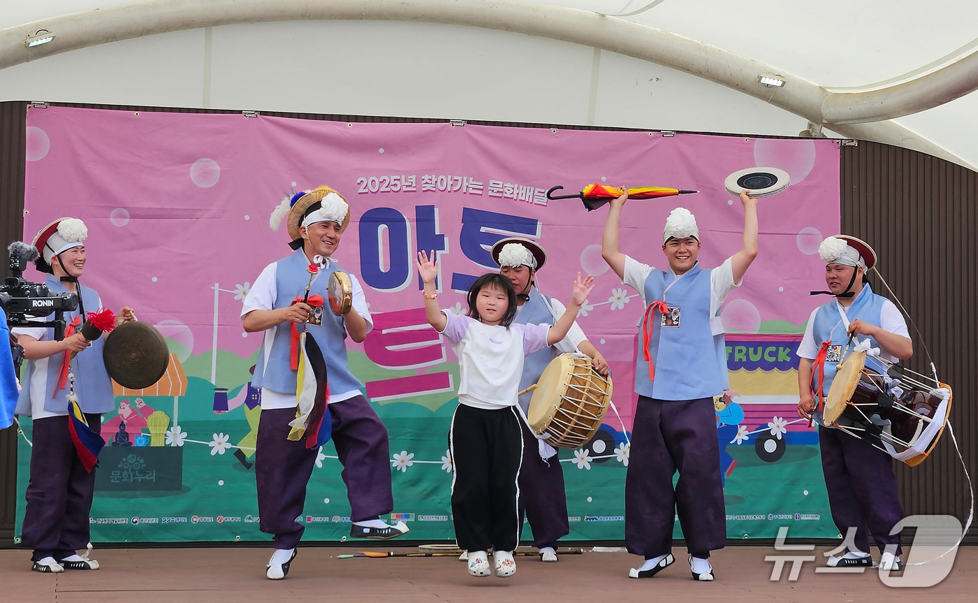 대구 군위군 군위전통시장 공연장에서 '찾아가는 문화배달 아트트럭' 행사가 열리고 있다. (군위군 제공. 재판매 및 DB 금지)