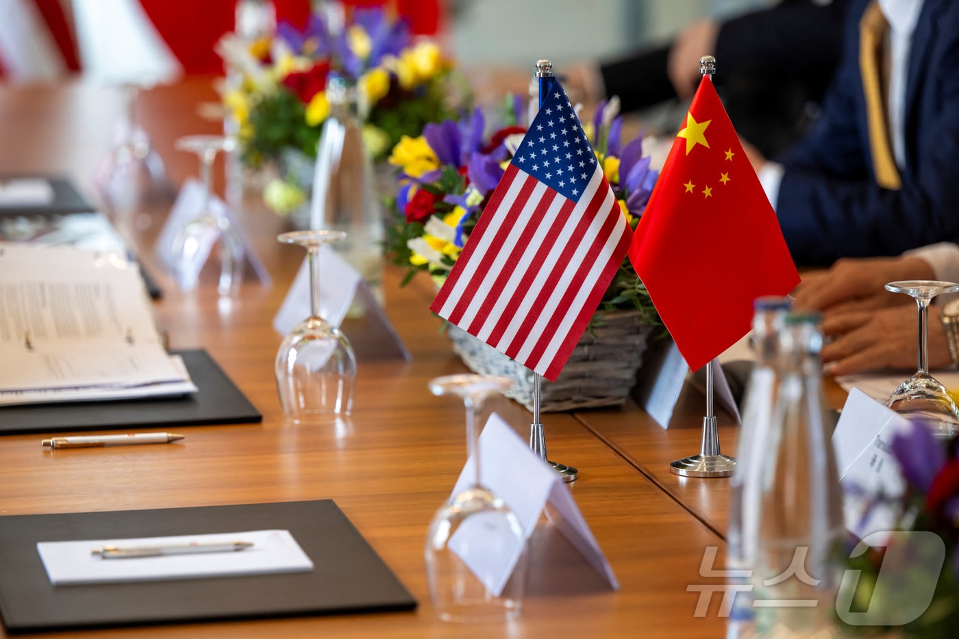 미국 성조기와 중국의 오성홍기가 5월 10일 스위스 제네바에서 열린 미국과 중국의 양자 고위급 무역 회담 중 협상 테이블에 놓여 있는 모습. 양국은 이날 관세 문제와 비관세 장벽 등을 논의했다. 2025.5.10 ⓒ 로이터=뉴스1 ⓒ News1 강민경 기자