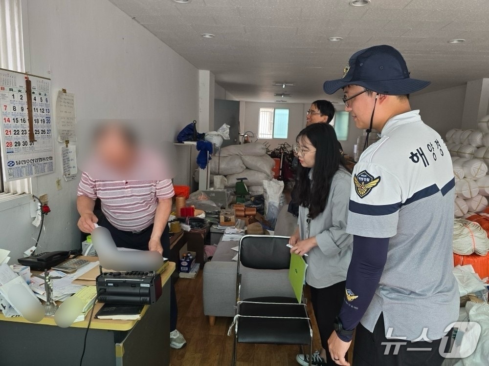 평택 해양경찰관이  폐어구 불법투기 예방 활동에 나서고 있다(평택해경 제공)