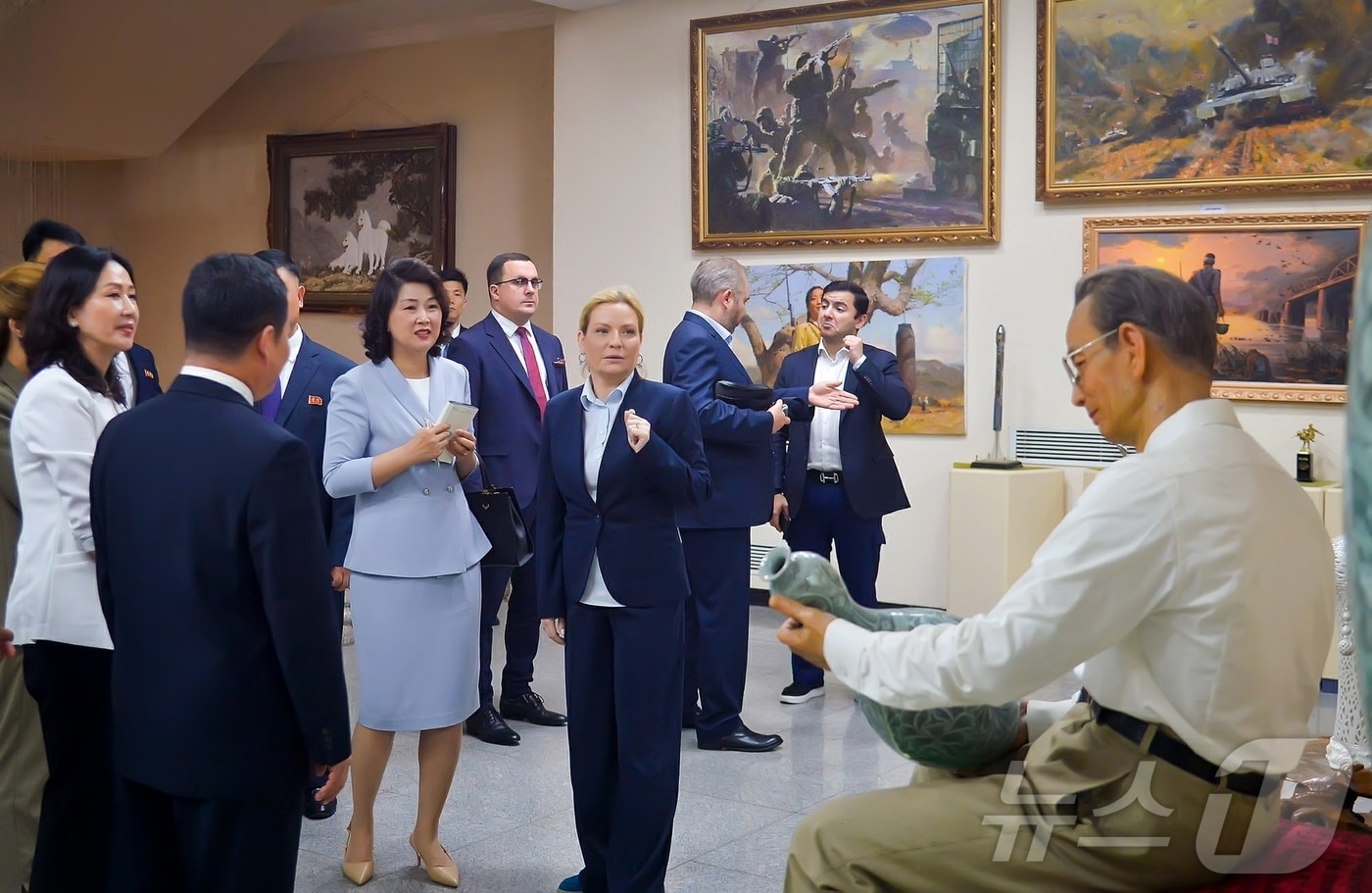 (평양 노동신문=뉴스1) = 북한 노동당 기관지 노동신문은 1일 올가 류비모바 문화상을 단장으로 하는 러시아 문화성 대표단이 6월 30일 주체음악예술발전관 등 여러 곳을 참관했다고 보도했다. [국내에서만 사용가능. 재배포 금지. DB 금지. For Use Only in the Republic of Korea. Redistribution Prohibited] rodongphoto@news1.kr