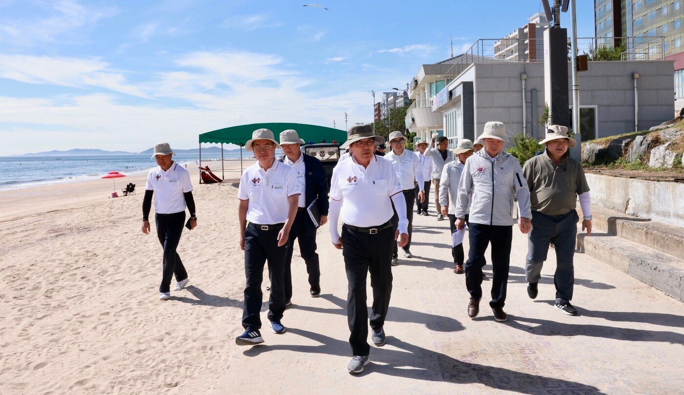 김동일 보령시장(가운데)이 개장 전 대천해수욕장을 둘러보며 시설 전반을 점검하고 있다.(보령시 제공. 재판매 및 DB금지)/뉴스1
