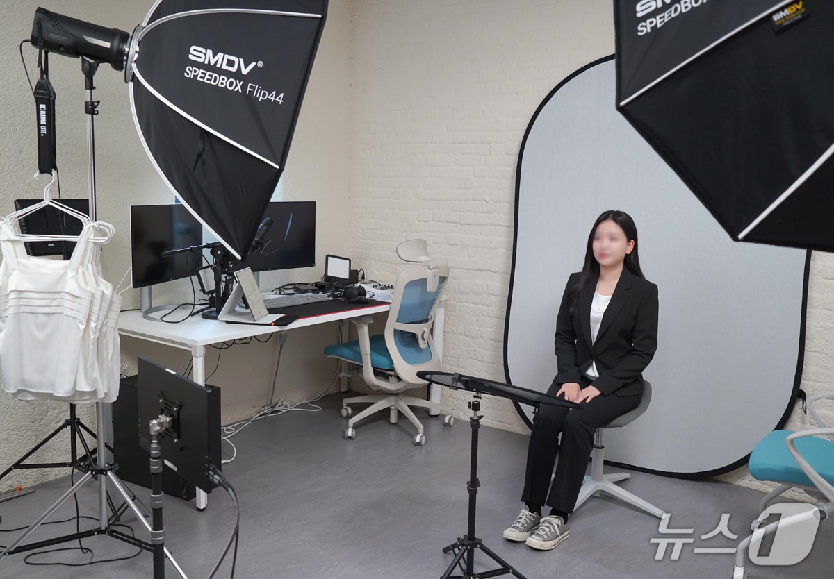 지난해 실시된 청년도전지원사업 참가자가 면접용 프로필 촬영 지원을 받고 있다.(관악구 제공)