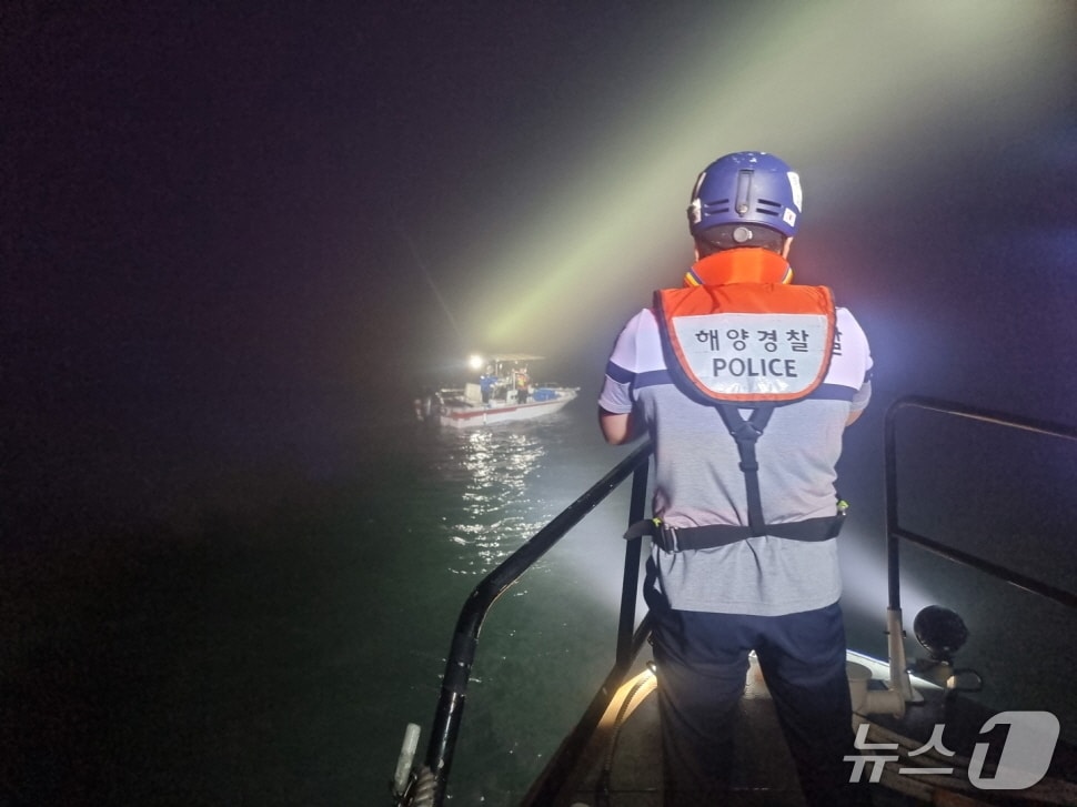 지난 30일 오후 9시 5분쯤 완도해경이 전남 완도군 해상에서 국지성 안개로 방향을 잃고 표류하던 모터보트를 수색하고 있다.(완도해경 제공. 재판매 및 DB 금지)