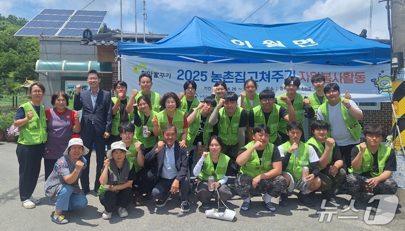 충북 진천군은 지난달 26일부터 5일간 안전하고 위생적인 주거환경을 마련하기 위한 '농촌 취약계층 주거개선 사업'을 펼쳤다.(진천군 제공, 재판매 및 DB금지)/뉴스1