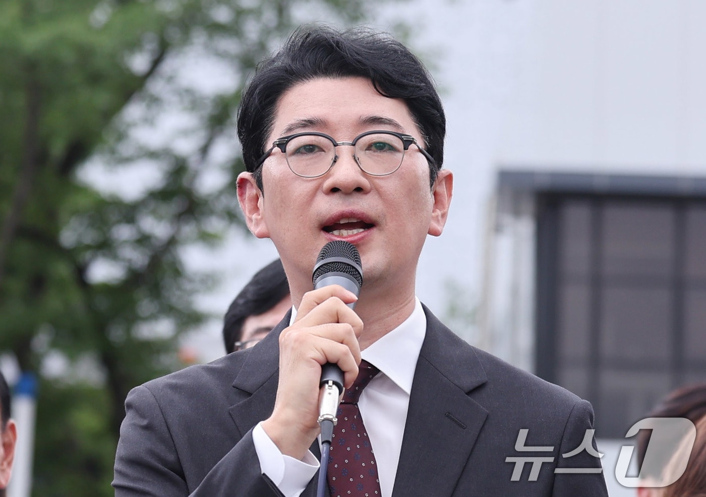 주진우 국민의힘 의원이 1일 서울 용산구 대통령실 앞에서 열린 현장 의원총회에서 김민석 국무총리 후보자 지명 철회를 촉구하고 있다. 2025.7.1/뉴스1 ⓒ News1 박지혜 기자