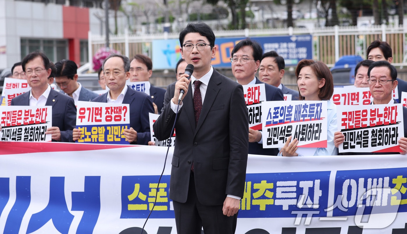 주진우 국민의힘 의원이 1일 서울 용산구 대통령실 앞에서 열린 현장 의원총회에서 김민석 국무총리 후보자 지명 철회를 촉구하고 있다. 2025.7.1/뉴스1 ⓒ News1 박지혜 기자