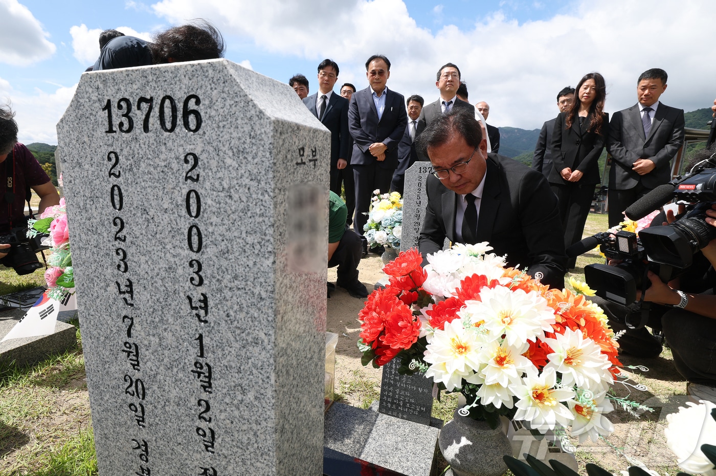 순직 해병 수사 외압 사건을 맡은 이명현 특별검사 등 특검 지휘부가 1일 대전 국립현충원 채상병 묘역을 참배하고 있다. (공동취재) 2025.7.1/뉴스1 ⓒ News1 김기태 기자