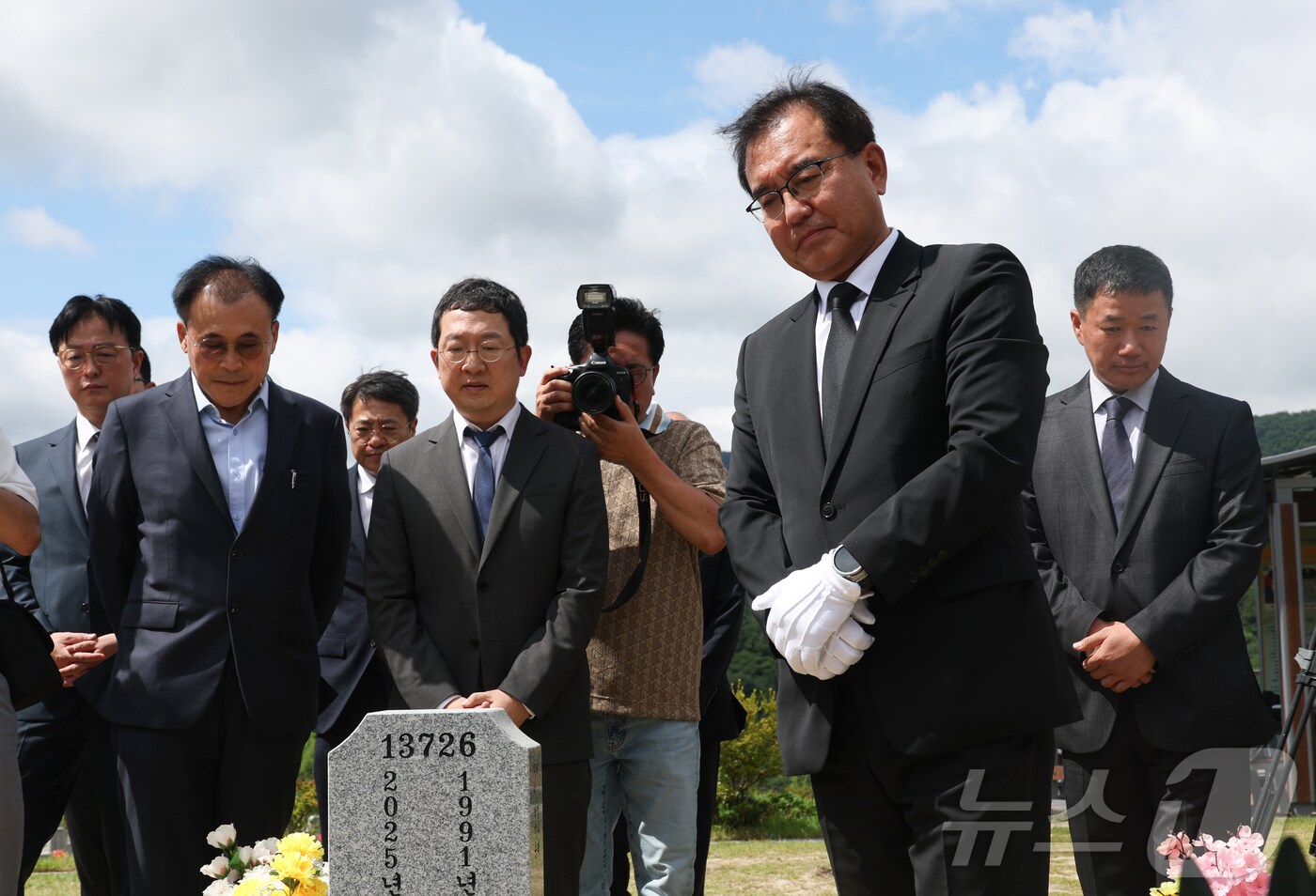순직 해병 수사 외압 사건을 맡은 이명현 특별검사 등 특검 지휘부가 1일 대전 국립현충원 채상병 묘역을 참배하고 있다. (공동취재) 2025.7.1/뉴스1 ⓒ News1 김기태 기자