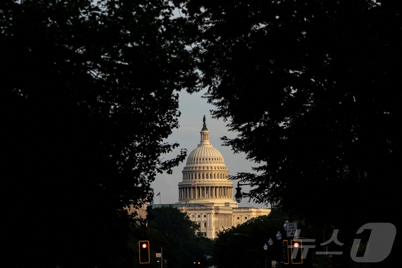 6월 30일 미국 연방의회 의사당 앞에서 신호등이 바뀌고 있다. 2025.6.30 ⓒ 로이터=뉴스1 ⓒ News1 강민경 기자