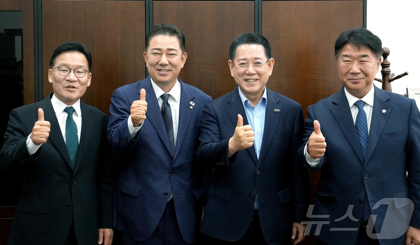 김영록 전라남도지사(오른쪽 두 번째)가 1일 서울 국회에서 김병기 더불어민주당 원내대표(왼쪽 두 번째)에게 전남도 현안 해결을 위한 건의 및 협조를 요청하고 기념촬영을 하고 있다.(전남도 제공. 재판매 및 DB금지)