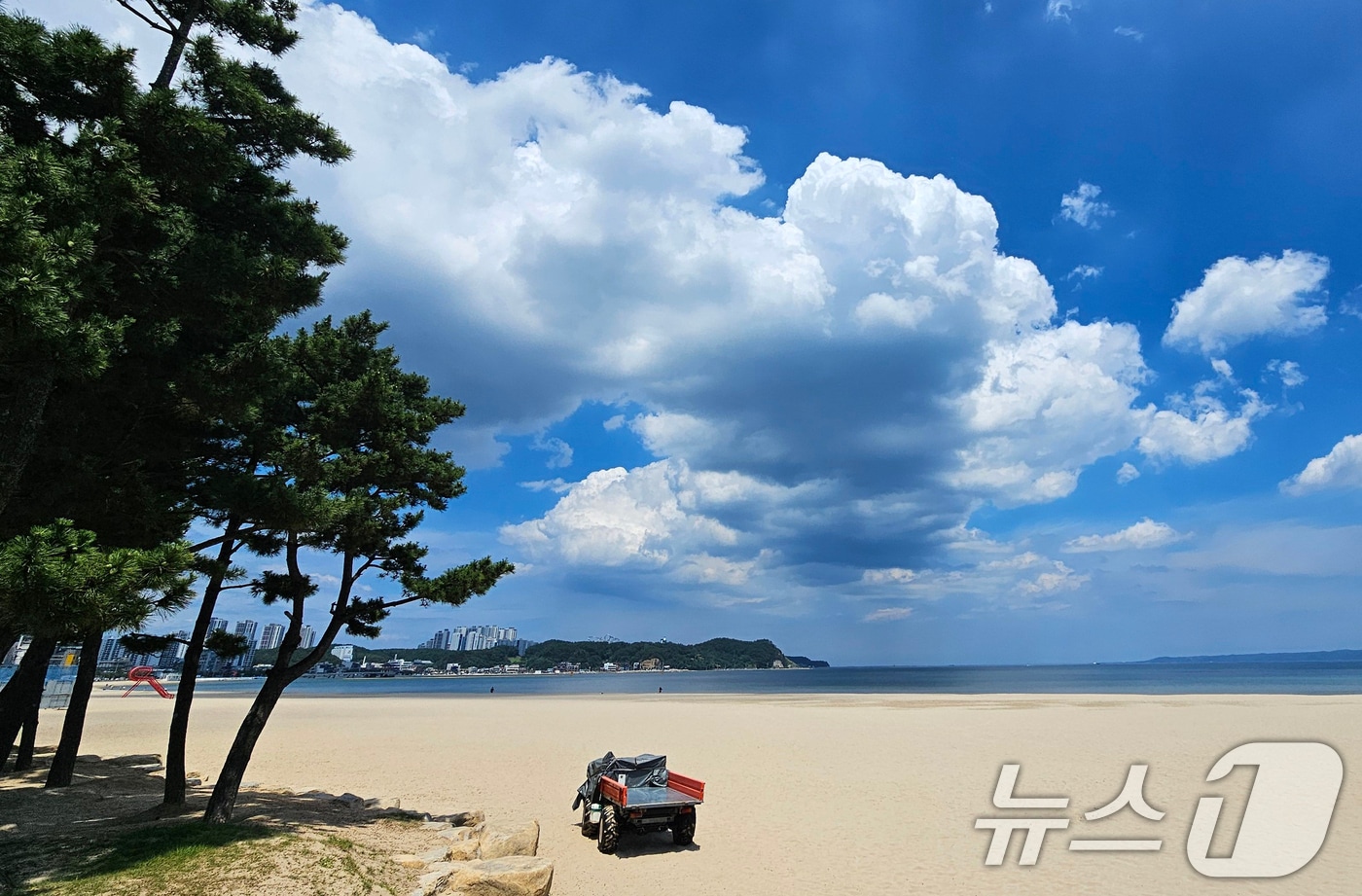 1일 경북 포항시 전역에 폭염경보가 발령된 가운데 오는 12일 개장을 앞둔 영일대해수욕장 백사장에 뜨거운 햇살이 내려쬐고 있다. 2025.7.1/뉴스1 ⓒ News1 최창호 기자